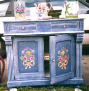 Meuble peint patine sur bleu